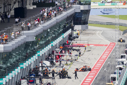 Stoffel Vandoorne, McLaren MCL32, maakt een pitstop