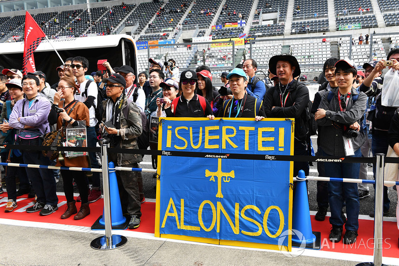 Fernando Alonso, McLaren fans and banner