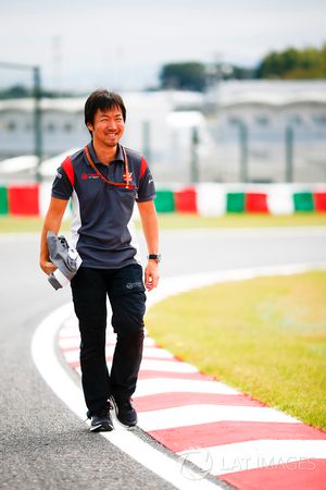Ayao Komatsu, ingénieur de course en chef, Haas F1 Team, lors de la reconnaissance de piste