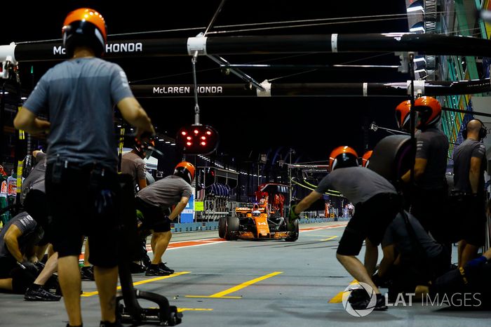 Fernando Alonso, McLaren MCL32, se detiene durante la práctica