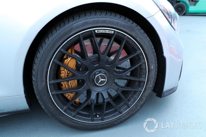 Safety car brakes and front wheel