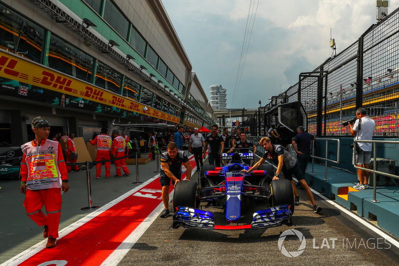 Scuderia Toro Rosso mechanics, Scuderia Toro Rosso STR12 nella pit lane