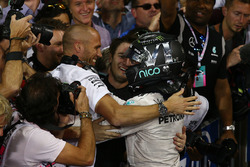 Le nouveau Champion du monde, Nico Rosberg, Mercedes AMG Petronas F1 fête son titre dans le Parc Fermé