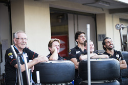 Daniel de Jong, MP Motorsport met zijn team