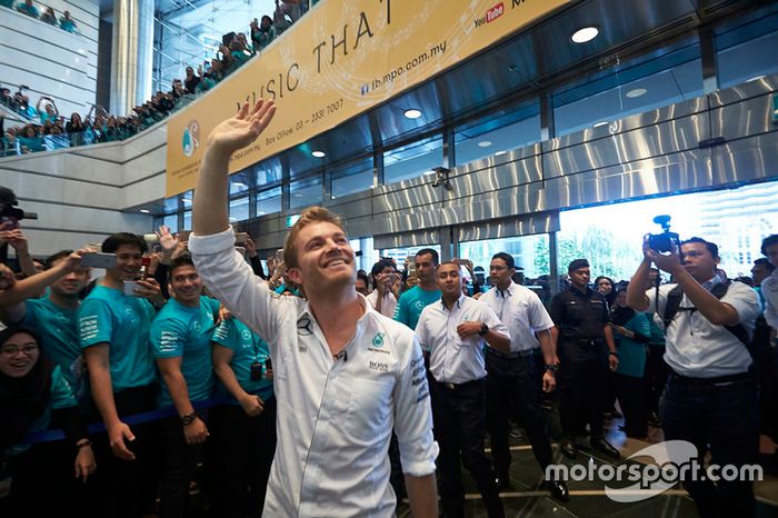 Empleados de Petronas dan la bienvenida a Nico Rosberg, Mercedes AMG F1