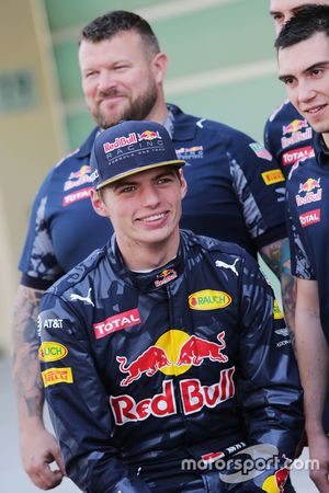 Max Verstappen, Red Bull Racing takım fotoğrafı için çekimde