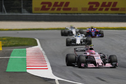 Esteban Ocon, Sahara Force India F1 VJM10, Felipe Massa, Williams FW40