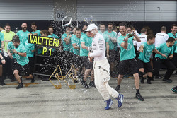 Il vincitore della gara Valtteri Bottas, Mercedes AMG F1, Lewis Hamilton, Mercedes AMG F1