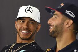 Lewis Hamilton, Mercedes AMG F1 and Daniel Ricciardo, Red Bull Racing en la conferencia de prensa
