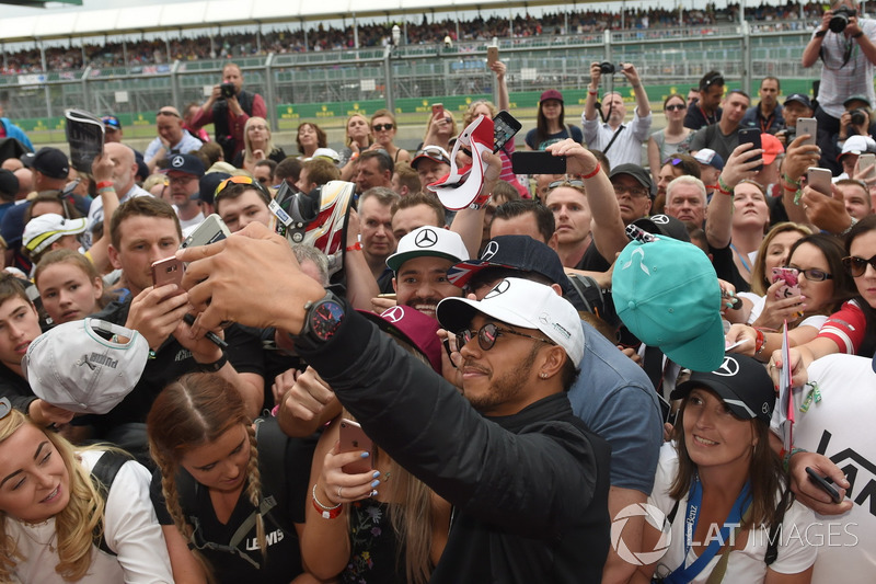 Lewis Hamilton, Mercedes AMG F1 meets the fans at the autograph session