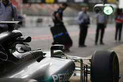 Valtteri Bottas, Mercedes AMG, attend derrière une lumière verte dans les stands