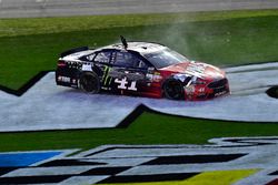 Kurt Busch, Stewart-Haas Racing Ford, hace un quemado de llantas después de ganar