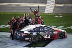 Kurt Busch, Stewart-Haas Racing Ford, celebrates his win with his team