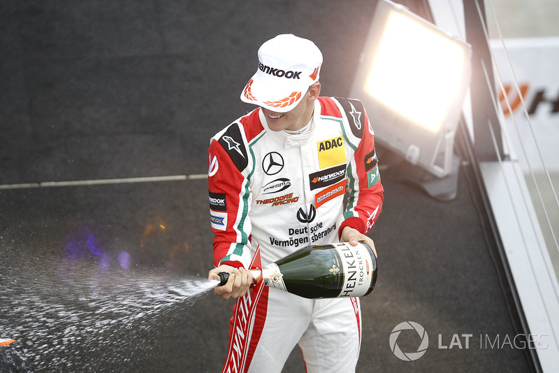 Podio de novatos: Mick Schumacher, Prema Powerteam, Dallara F317 - Mercedes-Benz