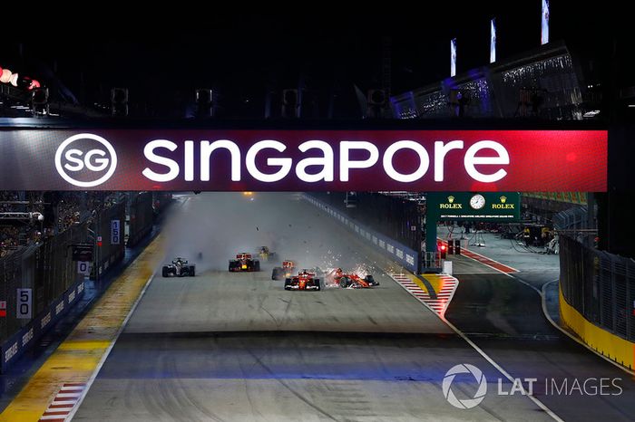 Kimi Raikkonen, Ferrari SF70H crashes into Max Verstappen, Red Bull Racing after the checkered flag