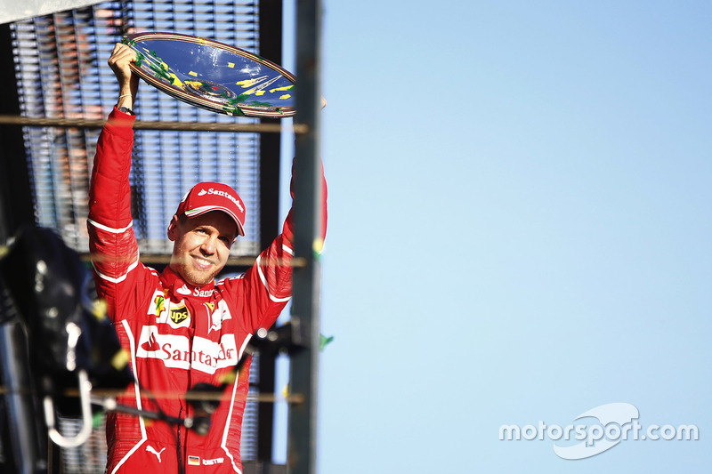 Sebastian Vettel, Ferrari, levanta el trofeo en el podio después de ganar la carrera