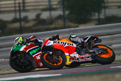 Aleix Espargaro, Aprilia Racing Team Gresini; Marc Márquez, Repsol Honda Team