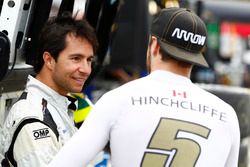 James Hinchcliffe, Schmidt Peterson Motorsports Honda chats with Bruno Junqueira