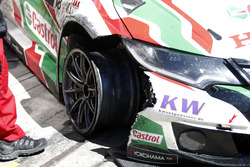 The car of Tiago Monteiro, Honda Racing Team JAS, Honda Civic WTCC après son accident