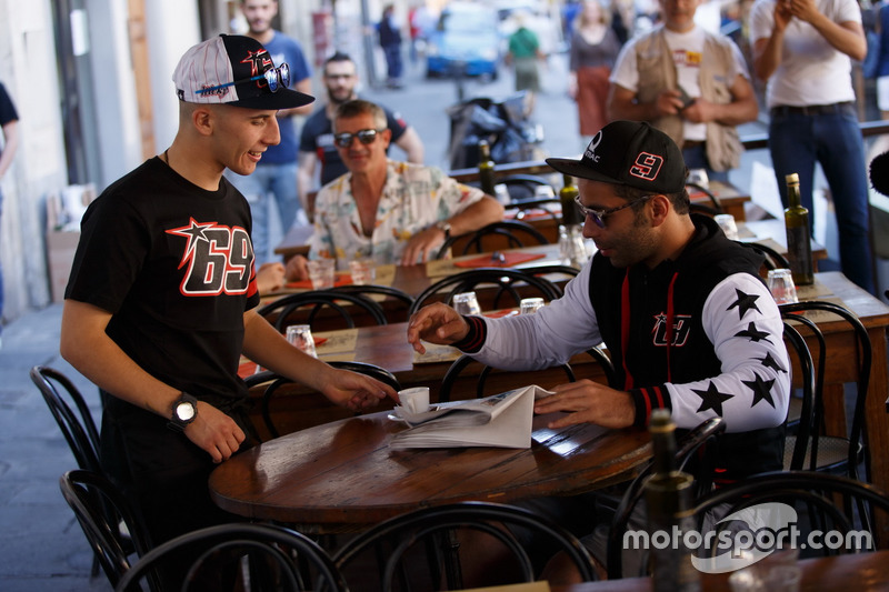 Moto3-Pilot Andrea Migno und Danilo Petrucci mit T-Shirt, Cap und Jacke