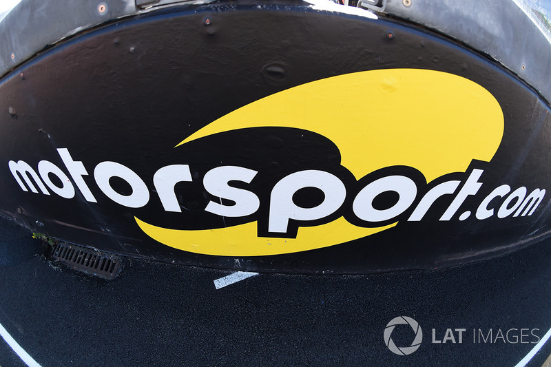 Motorsport.com-Logo in der Boxengasse