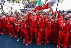 Ferrari team en monteurs vieren feest in parc ferme