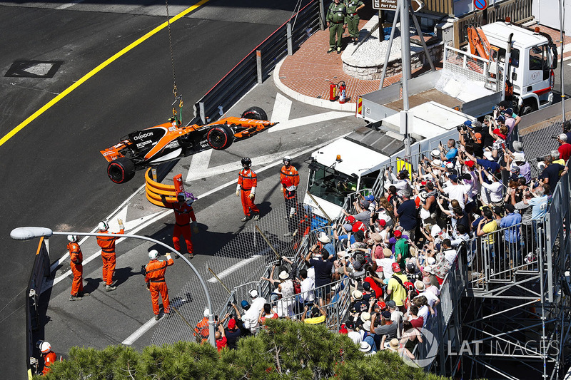 Marshals remove the car of Stoffel Vandoorne, McLaren MCL32