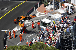Marshals remove the car of Stoffel Vandoorne, McLaren MCL32