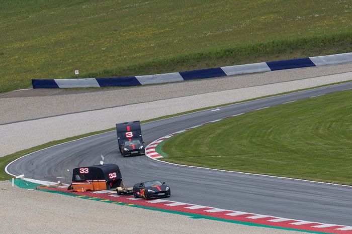 Max Verstappen y Daniel Ricciardo compiten con un Aston Martin y una caravana