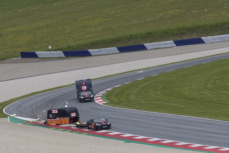 Max Verstappen y Daniel Ricciardo compiten con un Aston Martin y una caravana