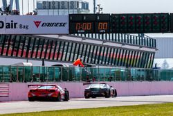 Checkerd flag #84 Mercedes-AMG Team HTP Motorsport, Mercedes-AMG GT3: Maximilian Buhk, Franck Perera