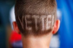 Un joven fan con un corte de cabello apoyando a Sebastian Vettel, Ferrari