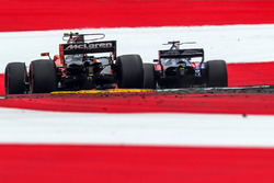 Stoffel Vandoorne, McLaren MCL32, Daniil Kvyat, Scuderia Toro Rosso STR12
