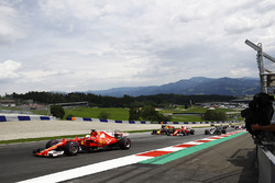 Sebastian Vettel, Ferrari SF70H devant Daniel Ricciardo, Red Bull Racing RB13, Kimi Raikkonen, Ferrari SF70H, Romain Grosjean, Haas F1 Team VF-17, Lewis Hamilton, Mercedes AMG F1 W08, Sergio Perez, Sahara Force India F1 VJM10 et Esteban Ocon, Sahara Force India F1 VJM10