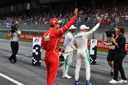 Sebastian Vettel, Ferrari, Lewis Hamilton, Mercedes AMG F1, y el ganador de la pole Valtteri Bottas,