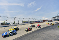 Jimmie Johnson, Hendrick Motorsports Chevrolet, Daniel Suárez, Joe Gibbs Racing Toyota