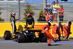 Jolyon Palmer, Renault Sport F1 Team RS17 crashed on lap one