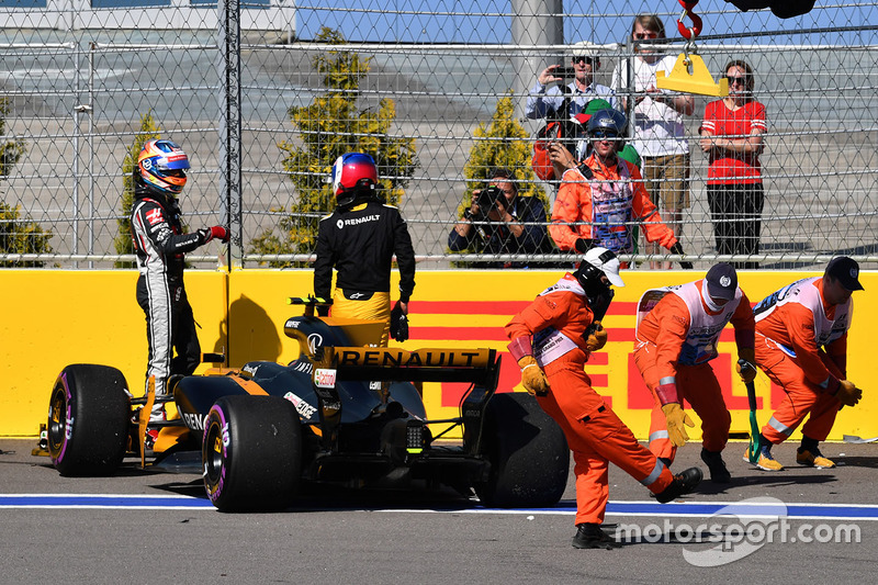 Jolyon Palmer, Renault Sport F1 Team RS17 choca en la vuelta 1