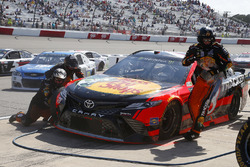 Martin Truex Jr., Furniture Row Racing Toyota pit stop