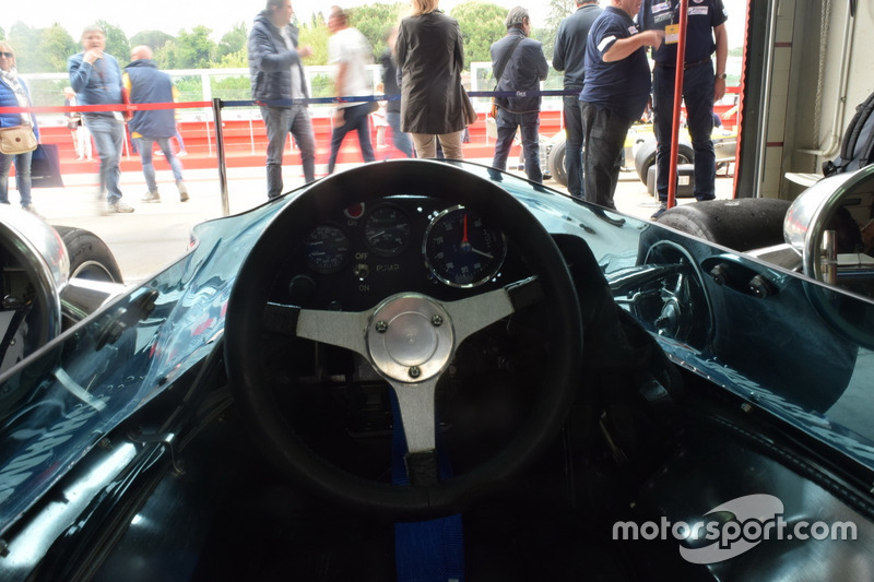 Abitacolo della Surtees TS9B di Sam Posey