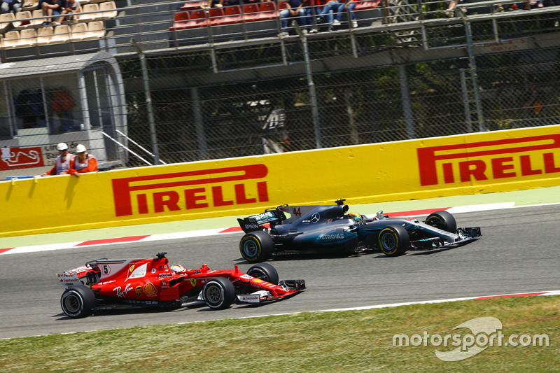 Lewis Hamilton, Mercedes AMG F1 W08, battles, Sebastian Vettel, Ferrari SF70H