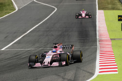 Sergio Perez, Sahara Force India F1 VJM10; Esteban Ocon, Sahara Force India F1 VJM10