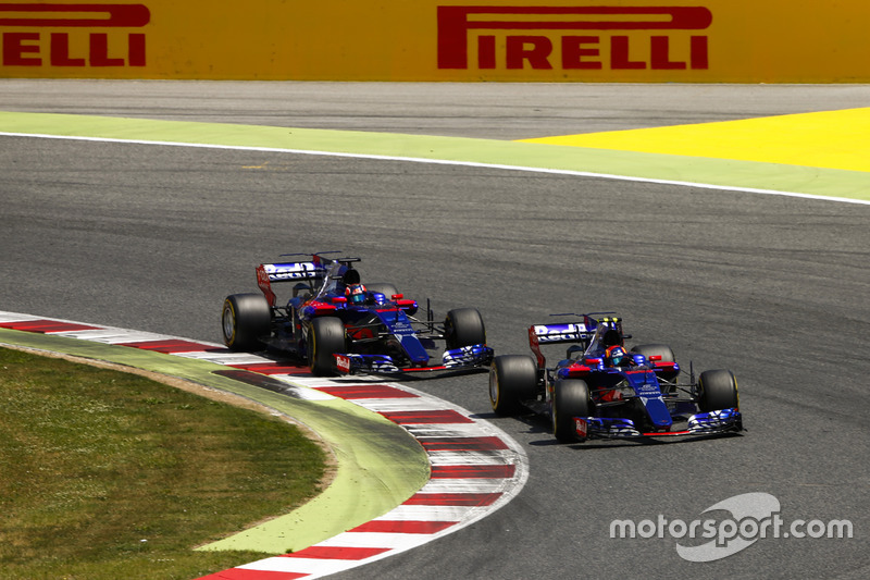 Carlos Sainz Jr., Scuderia Toro Rosso STR12; Daniil Kvyat, Scuderia Toro Rosso STR12