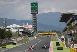 Sebastian Vettel, Ferrari SF70H vecht voor positie met Lewis Hamilton, Mercedes-Benz F1 W08