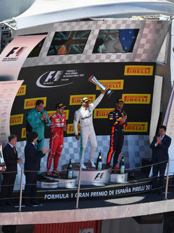 Подіум: переможець Льюіс Хемілтон, Mercedes AMG F1, друге місце - Себастьян Феттель, Ferrari, третє