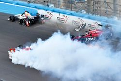 Sébastien Bourdais, Dale Coyne Racing Honda, Mikhail Aleshin, Schmidt Peterson Motorsports Honda, Marco Andretti, Andretti Autosport Honda Crash at the start