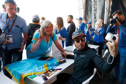 Fernando Alonso, McLaren, toma una fotografía para un fan