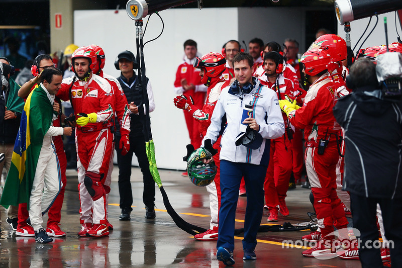 Applaus und Handshakes von der Ferrari-Crew
