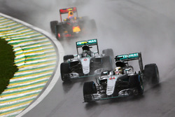 Lewis Hamilton, Mercedes AMG F1 W07 Hybrid leads team mate Nico Rosberg, Mercedes AMG F1 W07 Hybrid