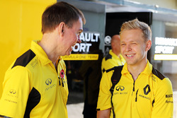 (L to R): Alan Permane, Renault Sport F1 Team Trackside Operations Director with Kevin Magnussen, Renault Sport F1 Team
